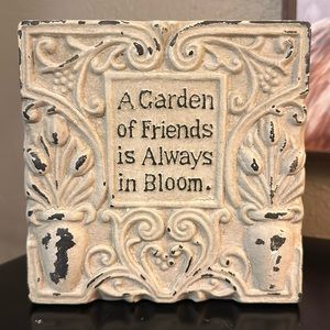 ⚜️ Shabby-Chic metal / ceramic graphic accent piece